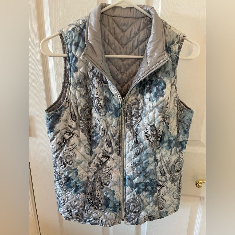 Chicos double sided quilt vest with pockets on both sides, size S women